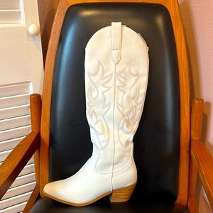 White Billini Urson boots. Never worn, original box included.